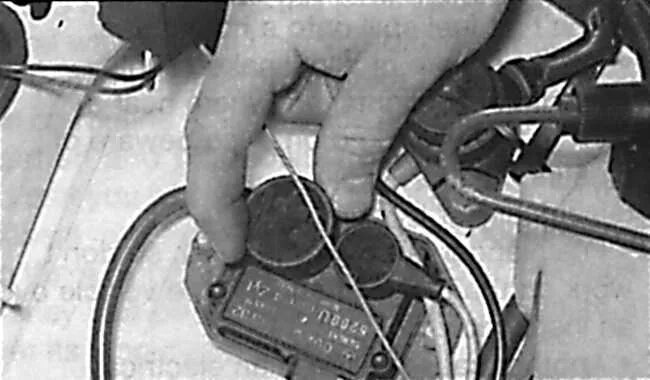 Катушка зажигания мерседес 124 2. Зажигания мерседес 124 102 мотор трамблер. Катушка зажигания мерседес 124 102 мотор. Трамблёр мерседес 124 с двигателем 102. Мерседес 124 клапан опережения зажигания.