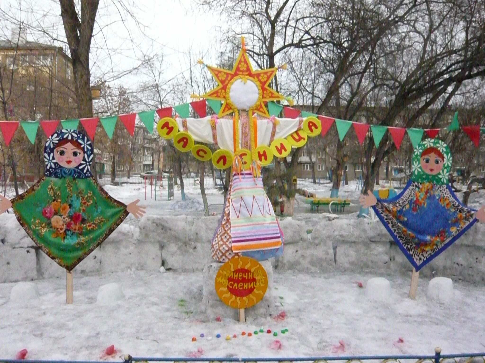 украшения на масленицу. украшение на масленицу в детском саду. атрибуты масленицы. украшение двора на масленицу. украшение площади на масленицу.