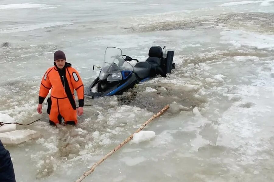 Запрет выхода на лед рыбинское водохранилище. Снегоход провалился под лед. Снегоход Буран провалился под лед. Провал снегохода под лед. Рыбак провалился под лед.