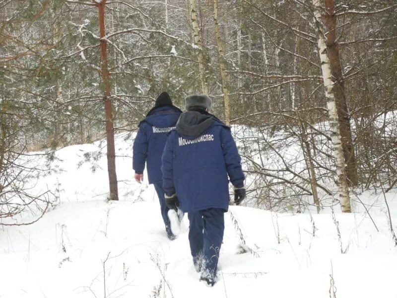 Человек который заблудился в лесу зимой. Мальчик зима. Дети на улице зимой. Зима одиночество. Искать в лесу человека зима.