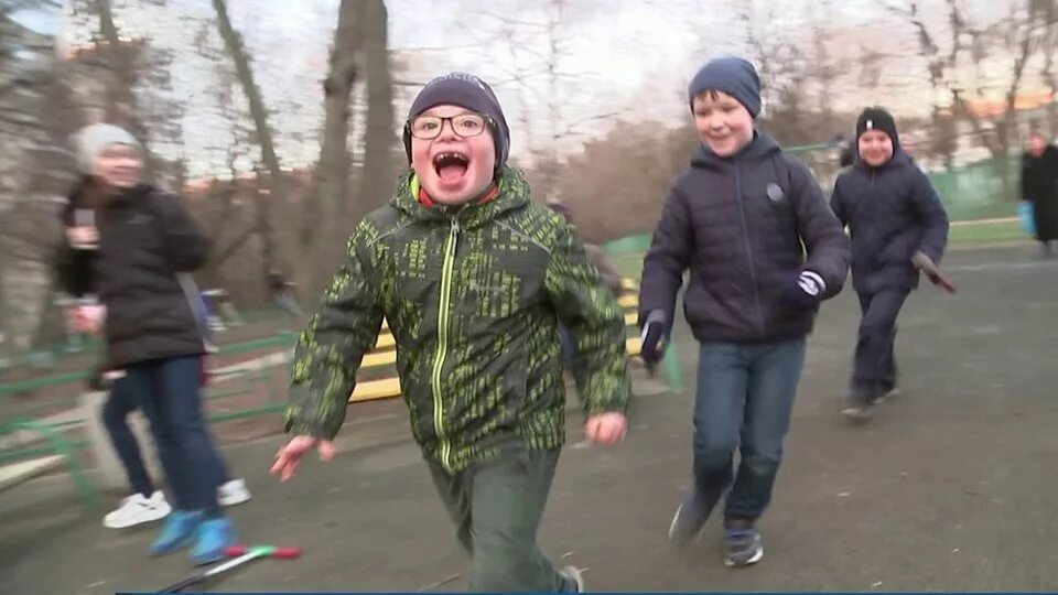 Дауны на первом. Много даунов. Три Дауна. Сборище даунов. Друзья дауны.