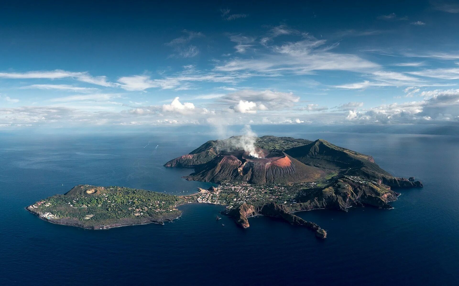 Большой итальянский остров. Вулкано остров Италия. Липарские острова Сицилия. Остров Вулкано Сицилия. Остров вулкан Стромболи.