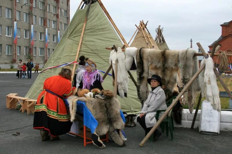 Дом коренных народов. Энцы Таймыр. Коренные народы севера Таймыр. Дудинка Таймыр. Главный чум Таймыра Дудинка.