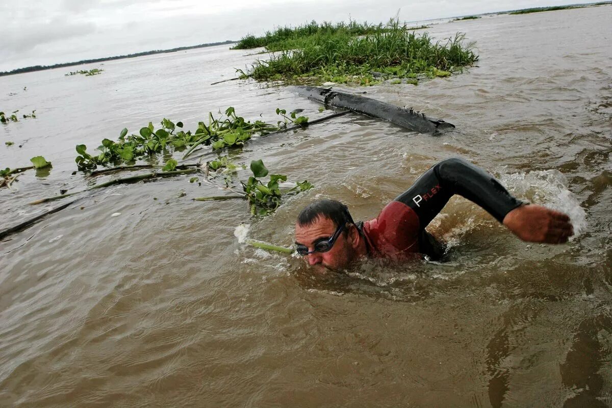 Человек перешедший реку. Воды амазонки. Амазонка плавать.