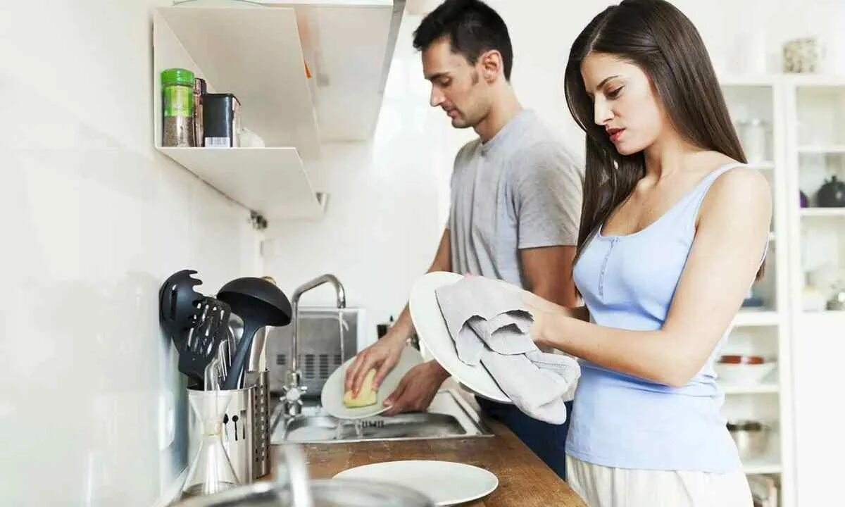 Русская жена исполняет супружеские обязанности на кухне