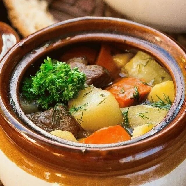 жаркое из свинины в горшочках. жаркое в горшочке видео. блюдо в горшочке название. овощи в горшочках в духовке. чанахи в горшочках.