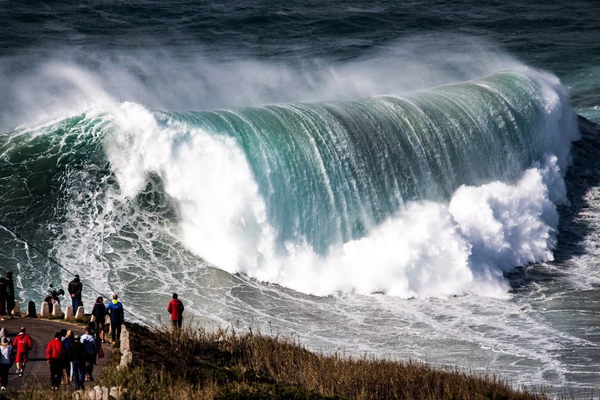 Сонник волна огромная. Назаре Португалия волны. Назаре Португалия серфинг. Португалия океан Назаре. Португалия волны 30 метров.