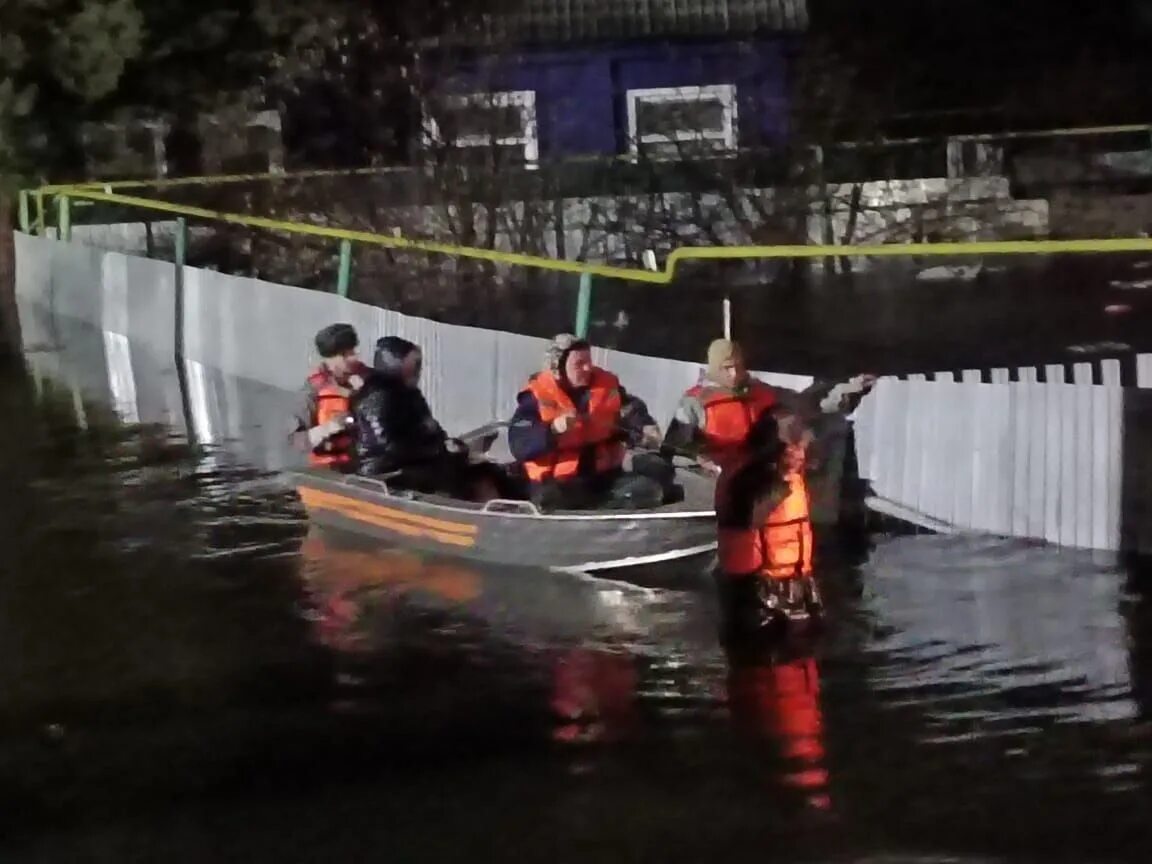 Бузулук паводок 2024 год. Наводнение. Потоп в Оренбурге. Паводок. Спасатели на лодке наводнение.