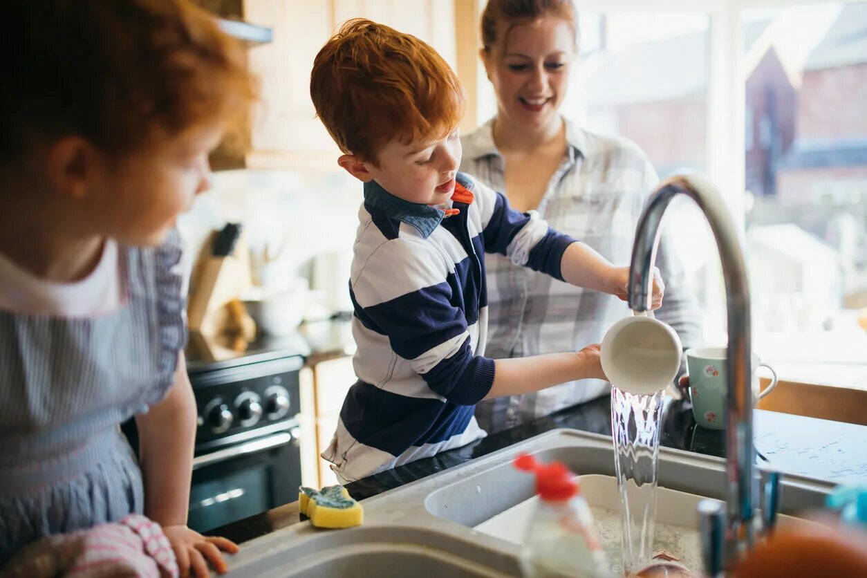 Do your dishes. Дети помогают. Дети помогают в быту. Ребенок помогает по дому. Фото ребенок занимается домашними делами.