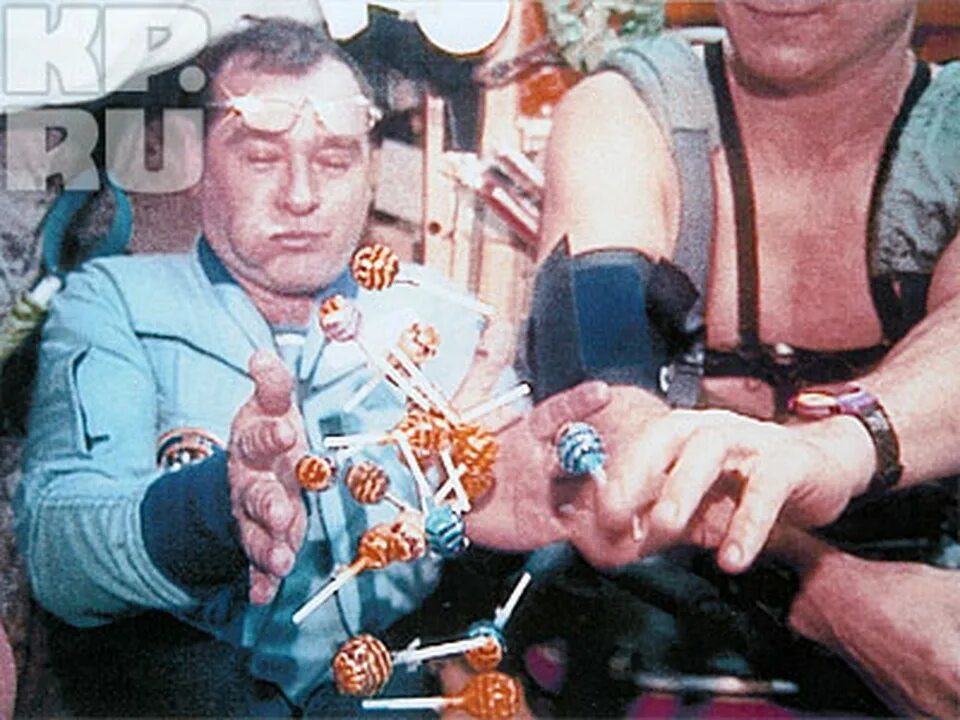 Какие конфеты первыми побывали в космосе. Чупа Чупс космос. Чупа Чупс в космосе в 1995. Чупа Чупс космонавт.
