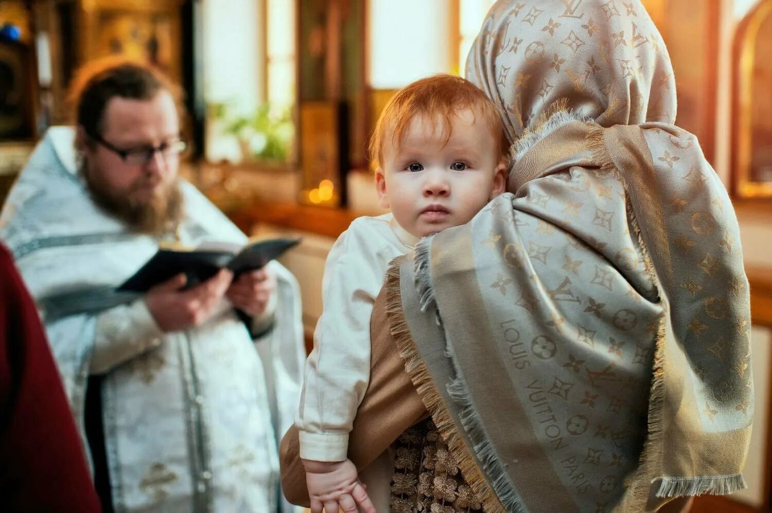Дети в церкви. Дети в православном храме. Православная семья. Дети с родителями в храме.