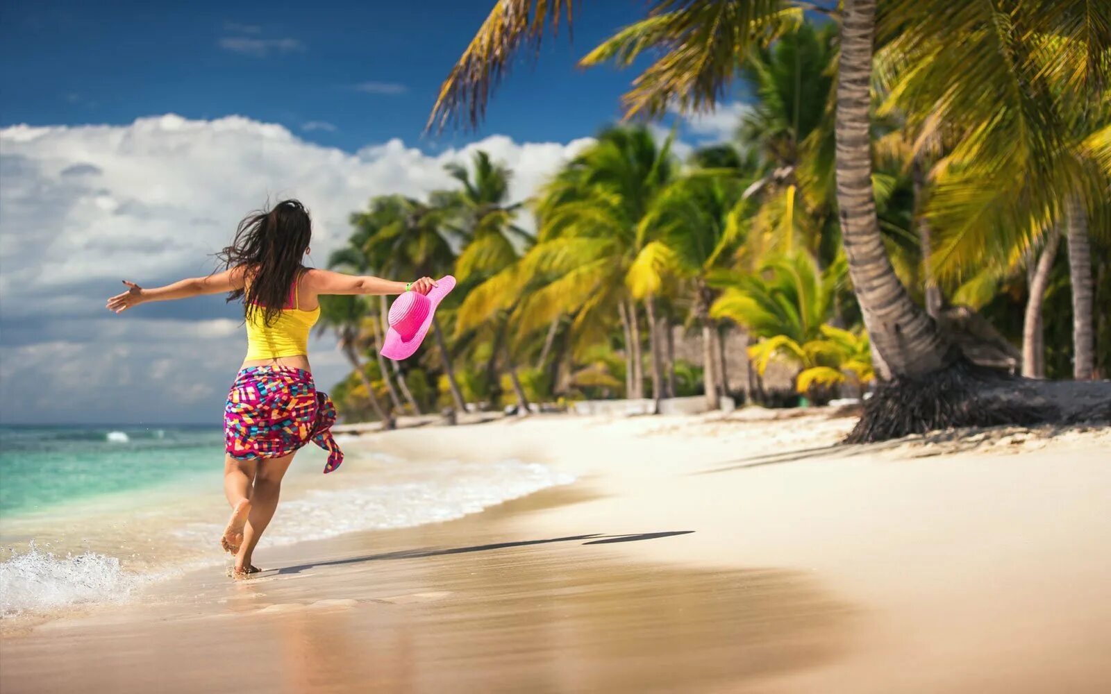 Теплые страны в марте. Девушка на пляже пальмы. Тропический пляж. Девушка на Пальме. Пляж море пальмы девушки.