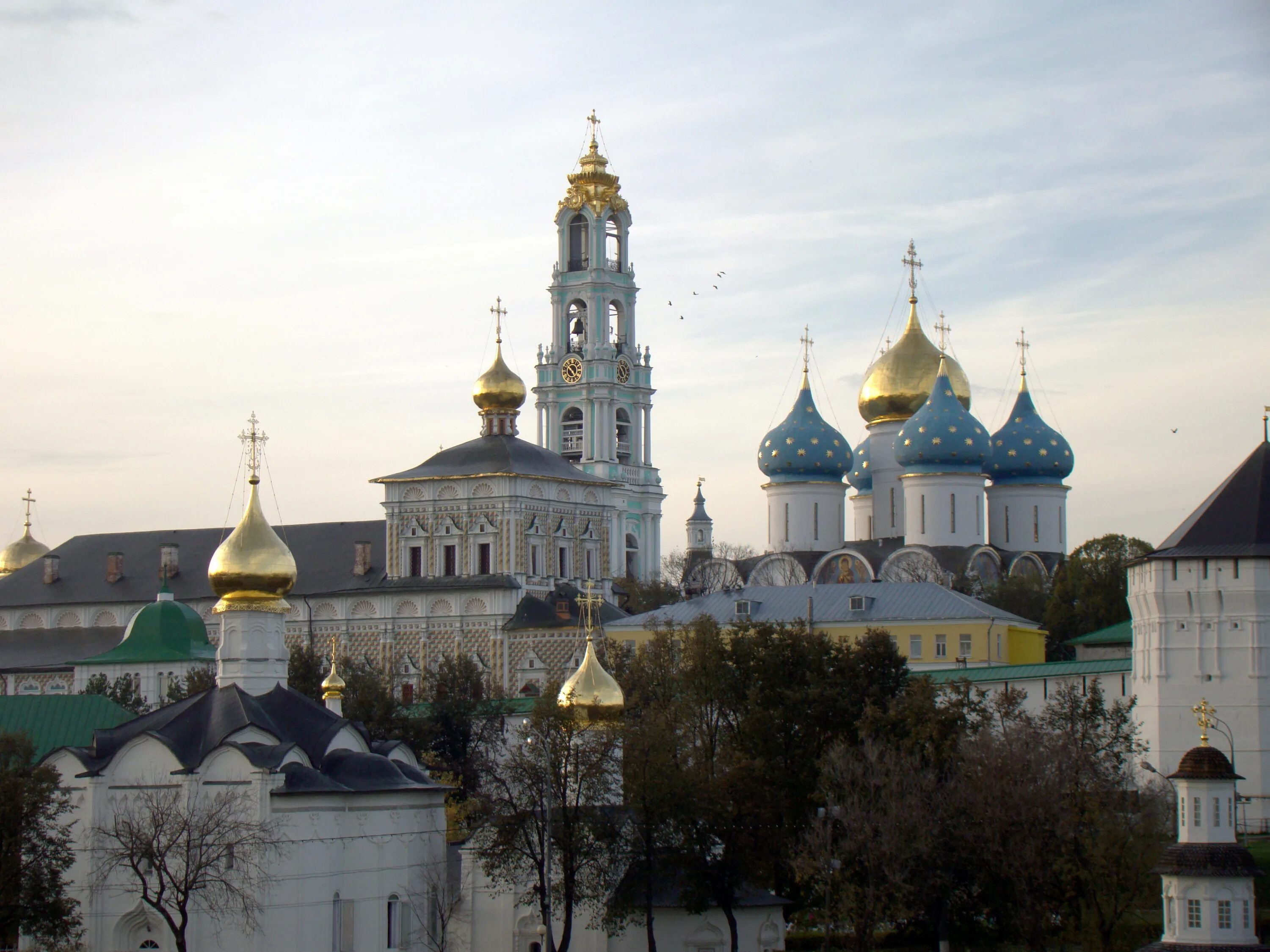 Свято троицкий москва. Лавра Свято Троицкая Сергиева Лавра. Сергеева Лавра Троице Сергиева монастыря. Архитектурный ансамбль Троице-Сергиевой Лавры.