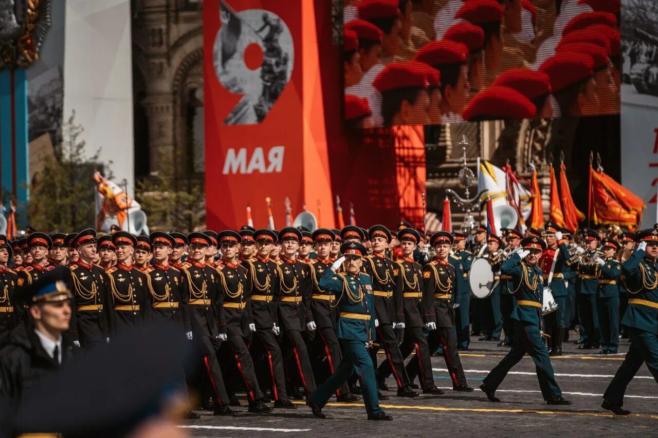 Московский военный парад. Военный парад на красной площади 9 мая 2022. Суворовское военное училище в Москве парад. СВУ суворовцы парад Победы. Парад Победы 2022 оркестр.