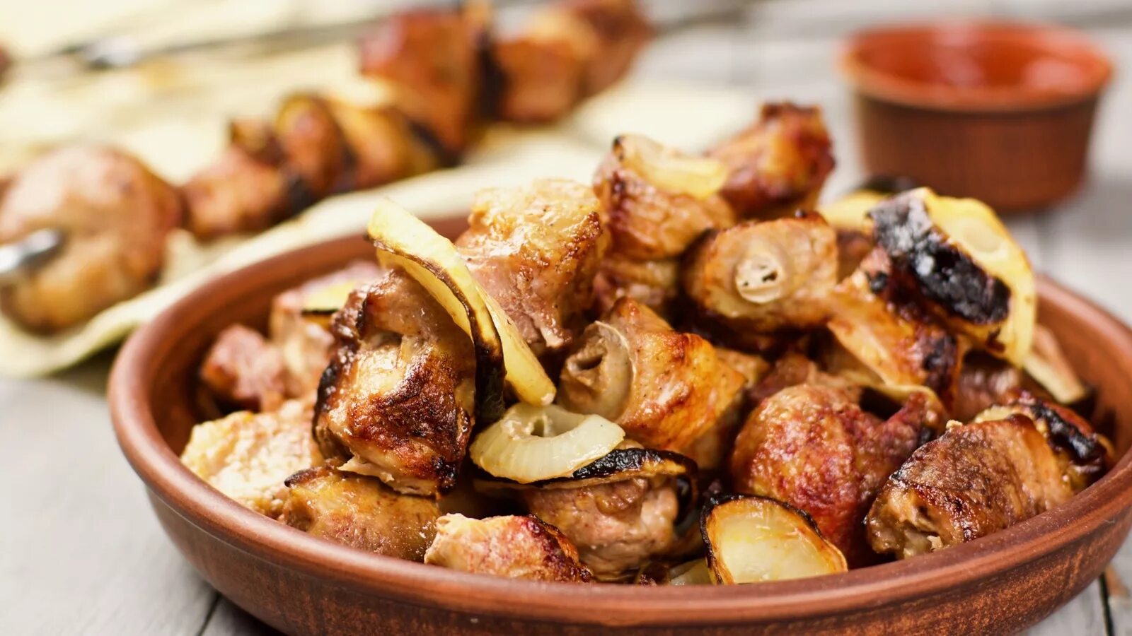 Маринад из лука для шашлыка. Шашлык с луком. Шашлык свинина. Маринад для шашлыка. Маринад для шашлыка из свинины.