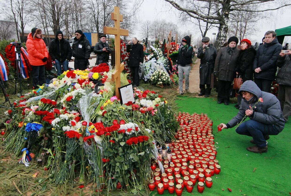 Похороненных б. Могила Немцова 2022. Троекуровское кладбище кладбище Бориса Немцова. Троекуровское кладбище Немцов.