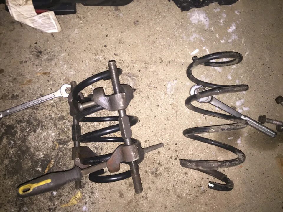 Стяжки пружин амортизаторов камри 70. Приспособление для снятия пружины передней ваз 2109. Сжать пружину передней стойки. Стойки corolla levin. Стяжка пружин w210.