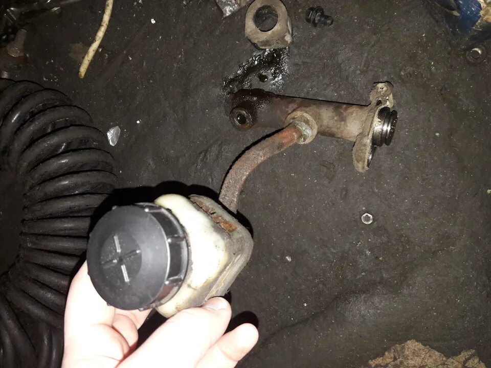 Не прокачивается сцепление. Штуцер сцепления форд фьюжн 1. Штуцер прокачки сцепления ваз 2107. Штуцер прокачки сцепления ваз 2107. Штуцер прокачки сцепления ваз 2106.