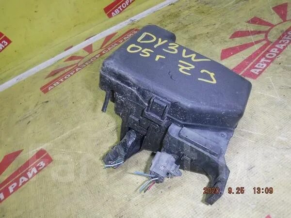 Блок реле и предохранителей Mazda Demio кузов DY3W двигатель ZJ-VE