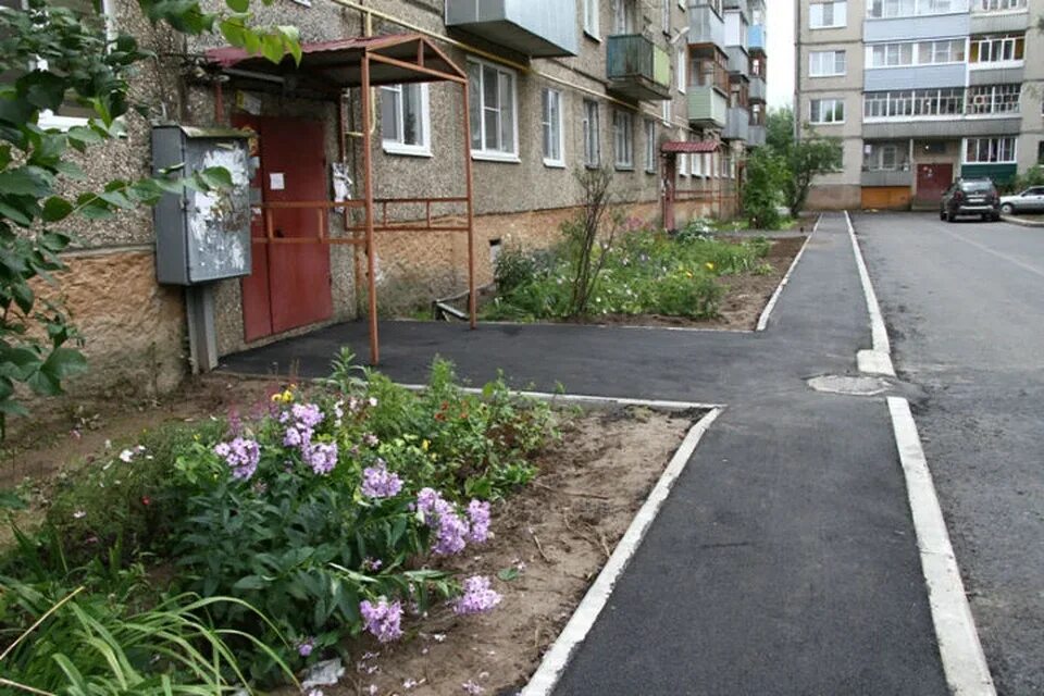 Рыбинск благоустройство. Озеро на пр луначарского. Поднялся двор. Поднялся двор. Двор многоквартирного дома.