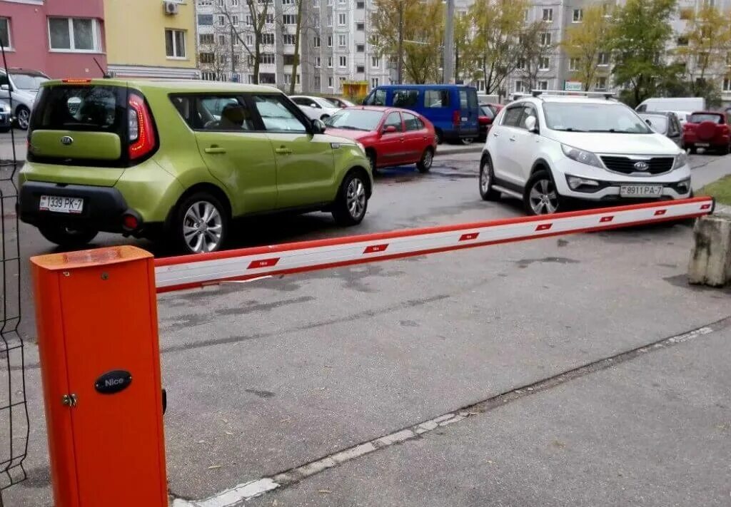 Шлагбаум во дворе. Машина въезжает во двор. Машина под окном. Машина шлагбаум. Шлагбаум во дворе.
