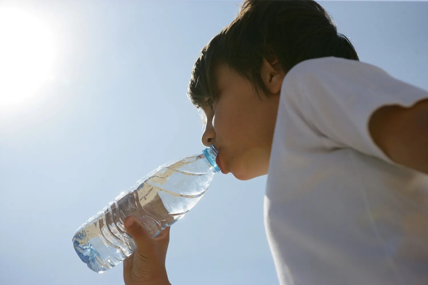 Человек пьет из бутылки. Пьет воду из бутылки. Пить воду. Ребенок пьет воду. Лить воду ребенок.