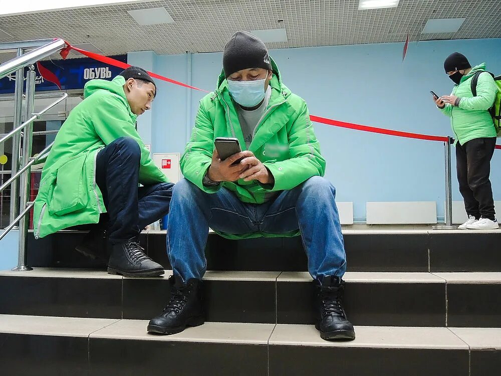 В москву на заработки. Человек с сумкой. Гастарбайтеры из средней азии. Приехал в москву на заработки. Приехал в москву на заработки.