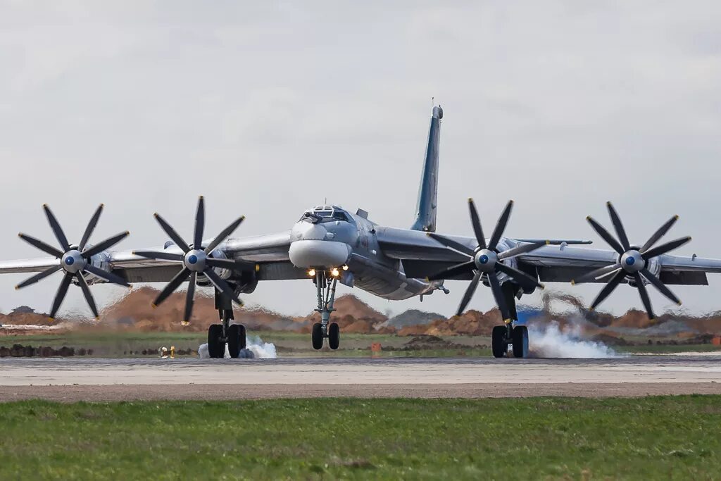 ту 95 аэродром. ту-95мс винты. ту-160, ту-95мс и ту-22м3. ту 95 аэродром. ту 95 аэродром.