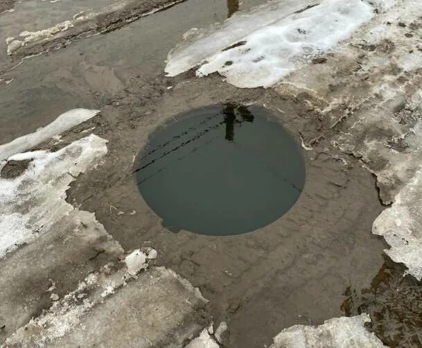 Люк вода. Хлынула вода из люка. Загадочный люк в воду. Фото с люком с водой. Выбив крышку люка вода