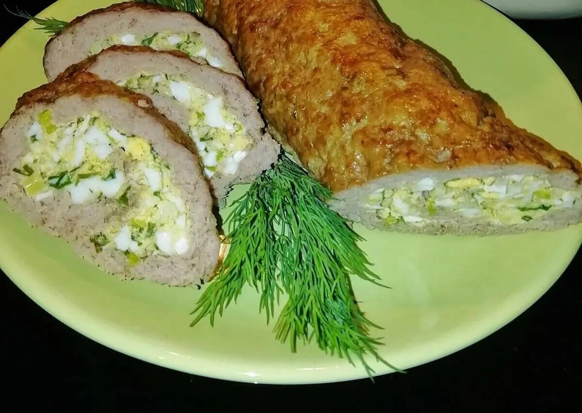 Куриные рулетики с яйцом. Куриный рулет с яйцом. мясной рулет с яйцом. рыбный рулет. рулет с луком и яйцом.