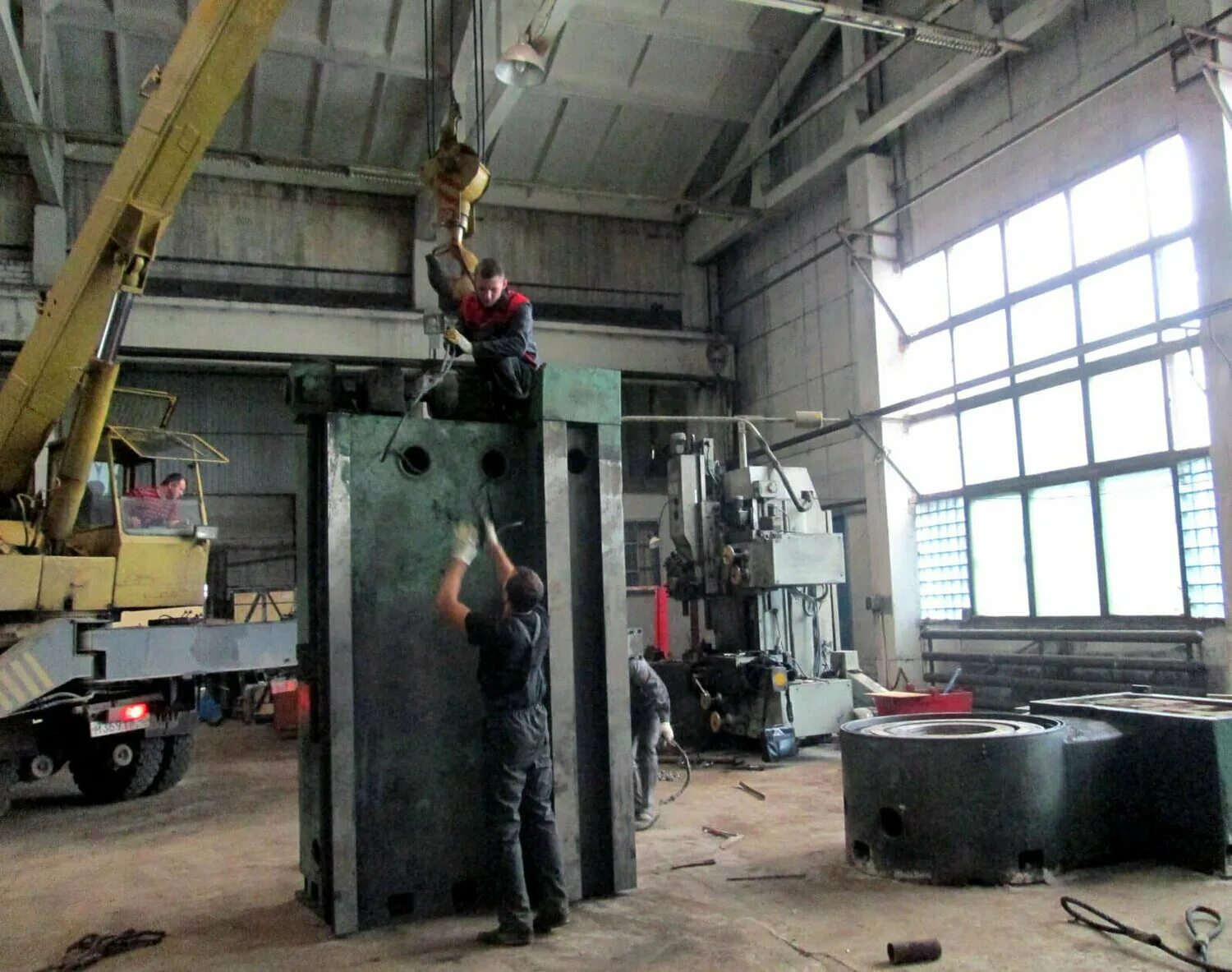 демонтаж тяжелых станков. демонтаж станков и оборудования. текстильный станки разобранный. такелажное оборудование. демонтаж промышленного оборудования.