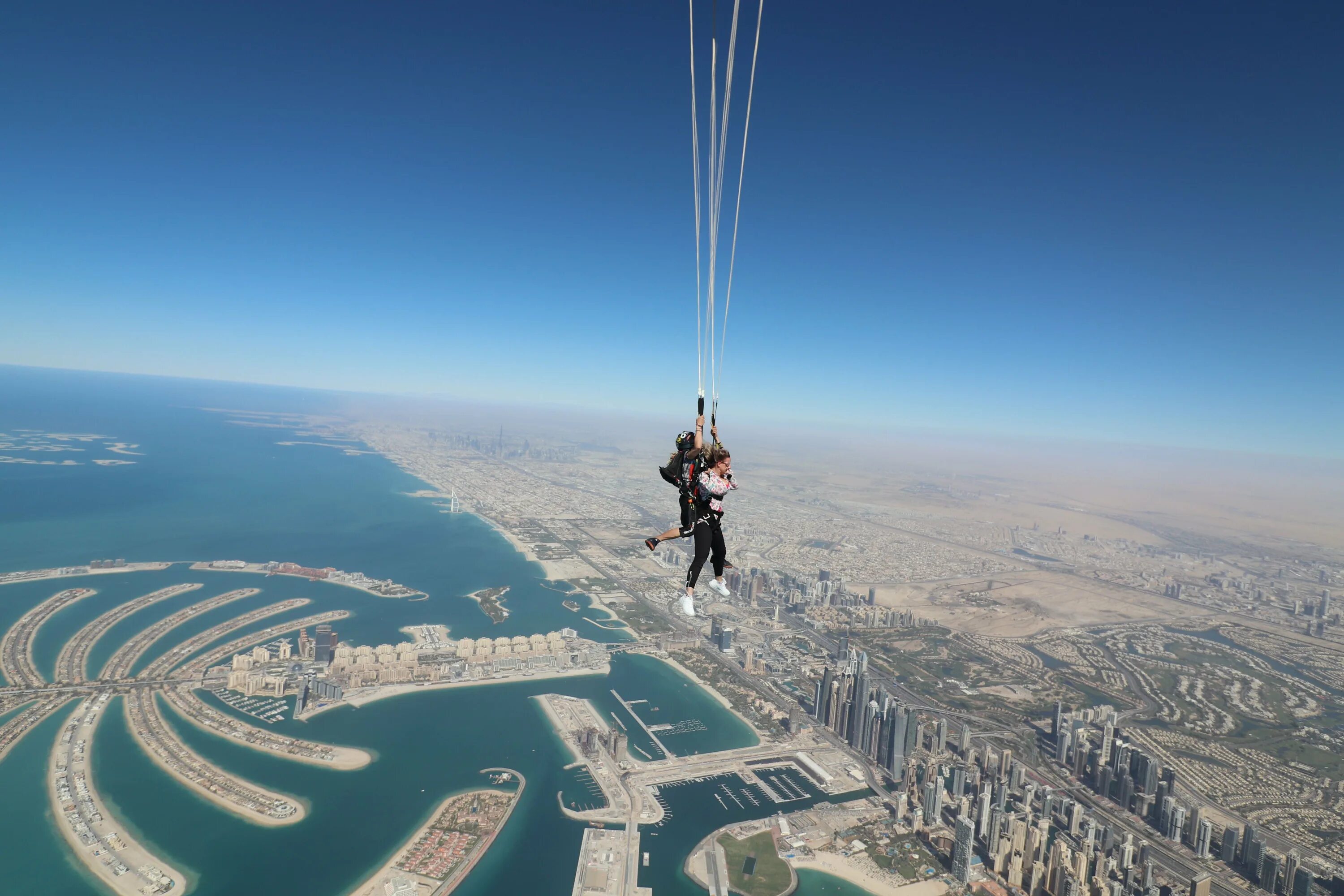 Горы в дубае. Прыжок с Бурдж Халифа. Самолет Дубай. Парашют Дубай здания.