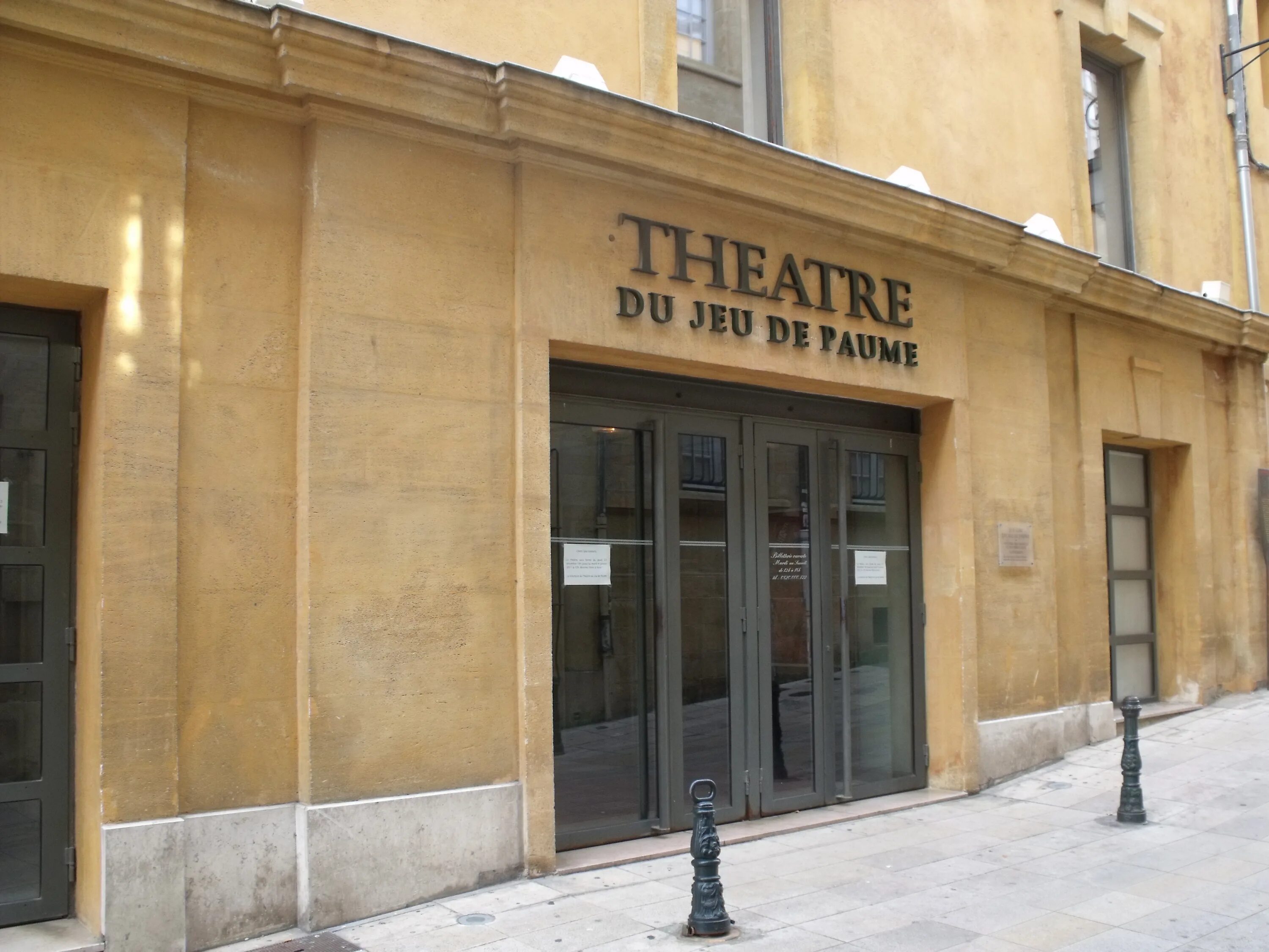 Le theatre. Экс АН Прованс театры. Школа искусств экс АН Прованс. Отель Hotel du jeu de Paume в Версале. Вокзал в экс АН Провансе.