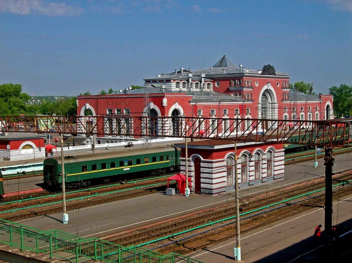 Ржд каневская. Ж/Д вокзал Курск. ЖД станция Курск. Железнодорожного вокзала г. Курск. Курский вокзал Курск.