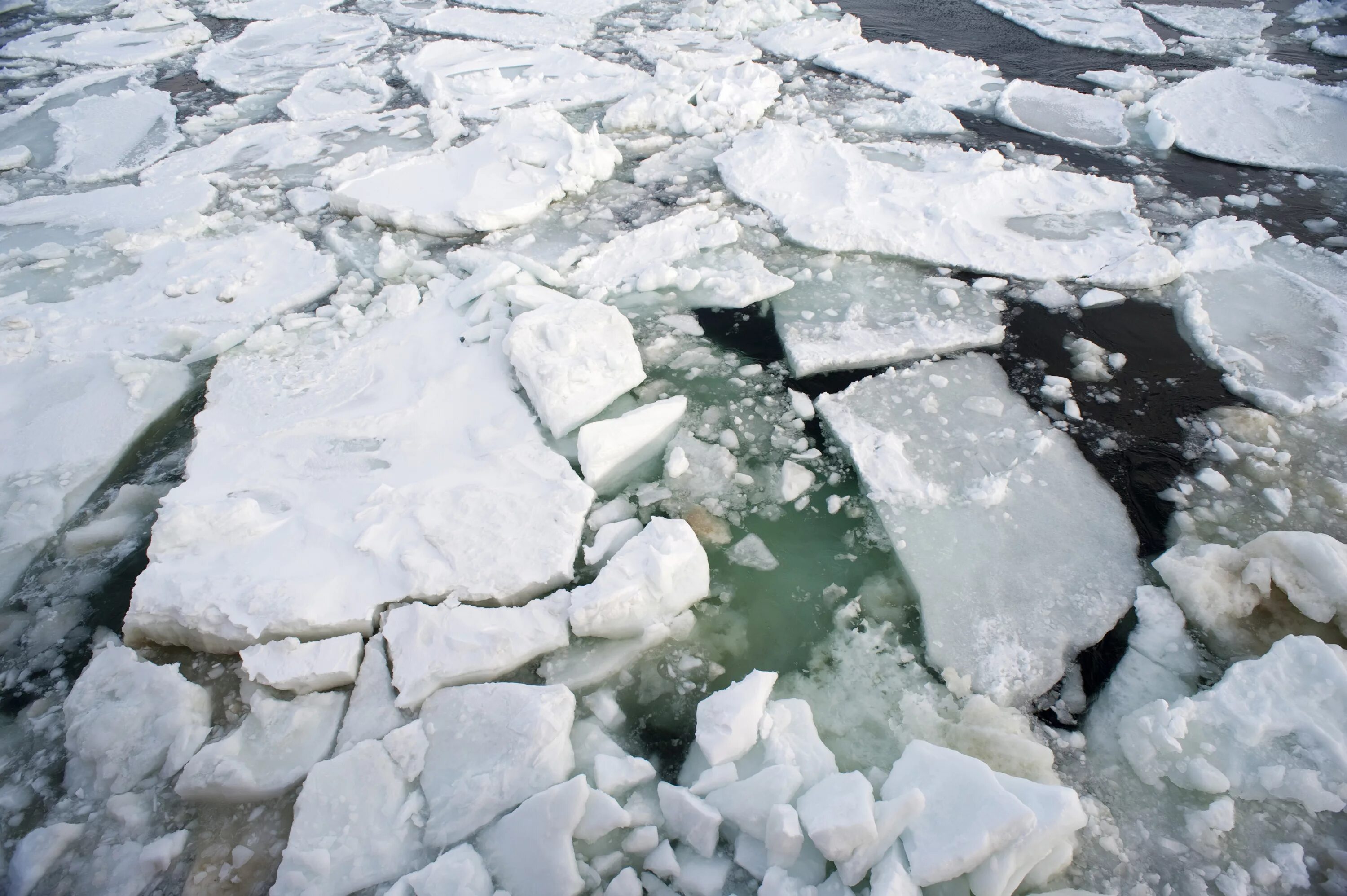 Лед на реке. Треснувший лед на реке. Лед трескается на реке. Сломанный лед. Трещина река