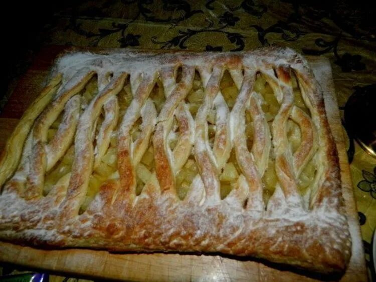 Щипанный пирог. Пирог с рыбой из слоеного. пироги из слоеного теста с ананасом. пирог из слоёного теста с ананасами. пирог с ананасом дрожжевой.