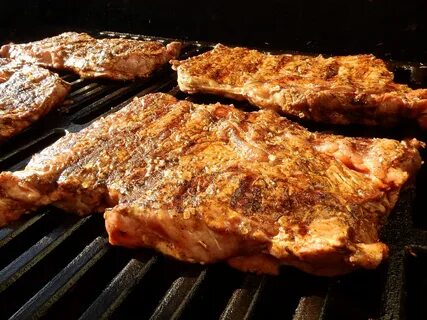 Поджаренный продолговатой формы отбивного мяса