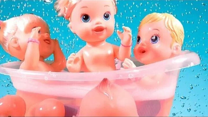 Пупсик в ванной игрушка. Пупсик купается в ванной. Купание куклы. Ванна для пупсика. Кукла купается