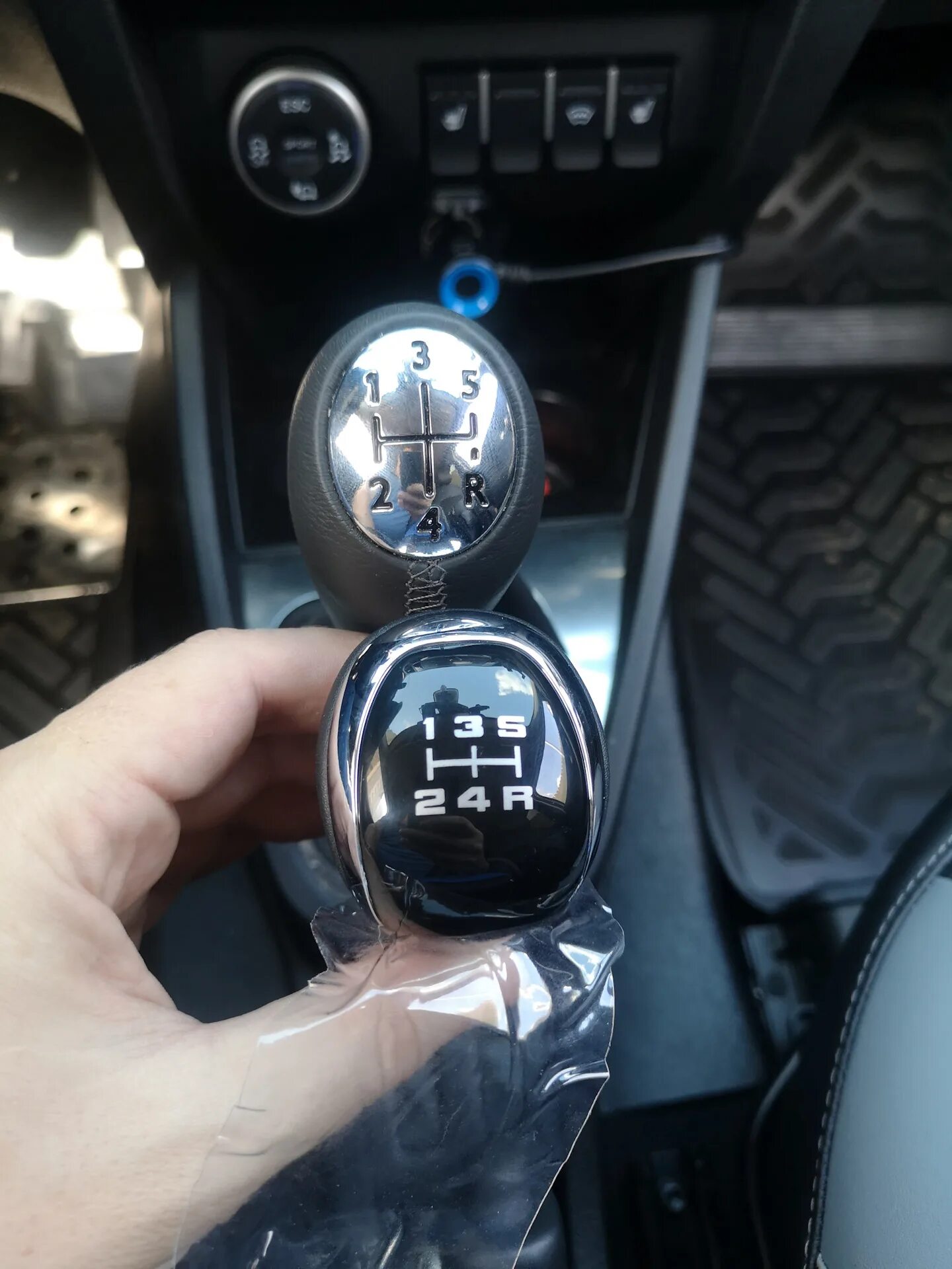 Замена ручки КПП с максимальной комплектации. - Renault Fluence, 1,6 л, 2011 год