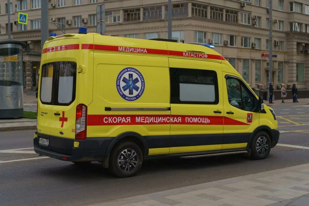 Желтая машина скорой помощи. Жёлтая машина скорой помощи. Скорая машина желтая. Реанимация машина желтая. Машины скорой помощи в Москве.