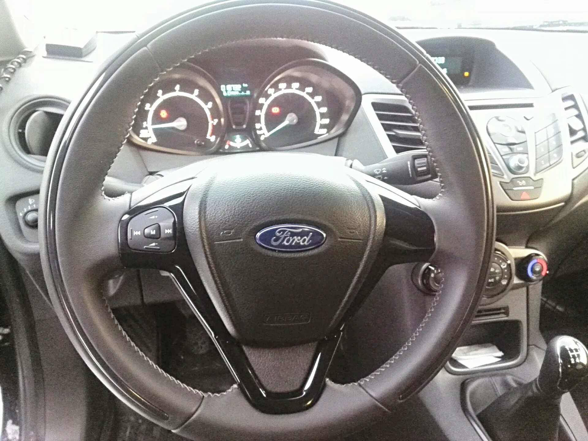 Руль ст фиеста. Ford fiesta mk6. Ford fiesta руль. Руль фиеста 2011. Форд фиеста 2006 руль.