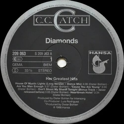 Man presents diamond. She diamond. C. She diamond. Дэвид моррис ювелирные изделия.