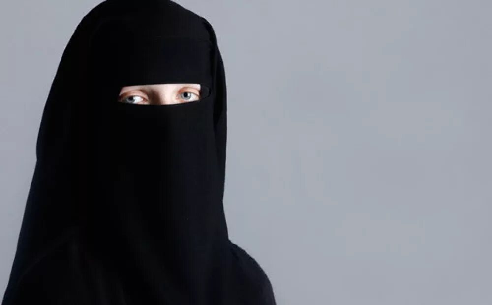 Голая женщина в никабе. Никаб иудейский. Никаб в лондоне. Никаб бурка. Чадра паранджа и никаб.
