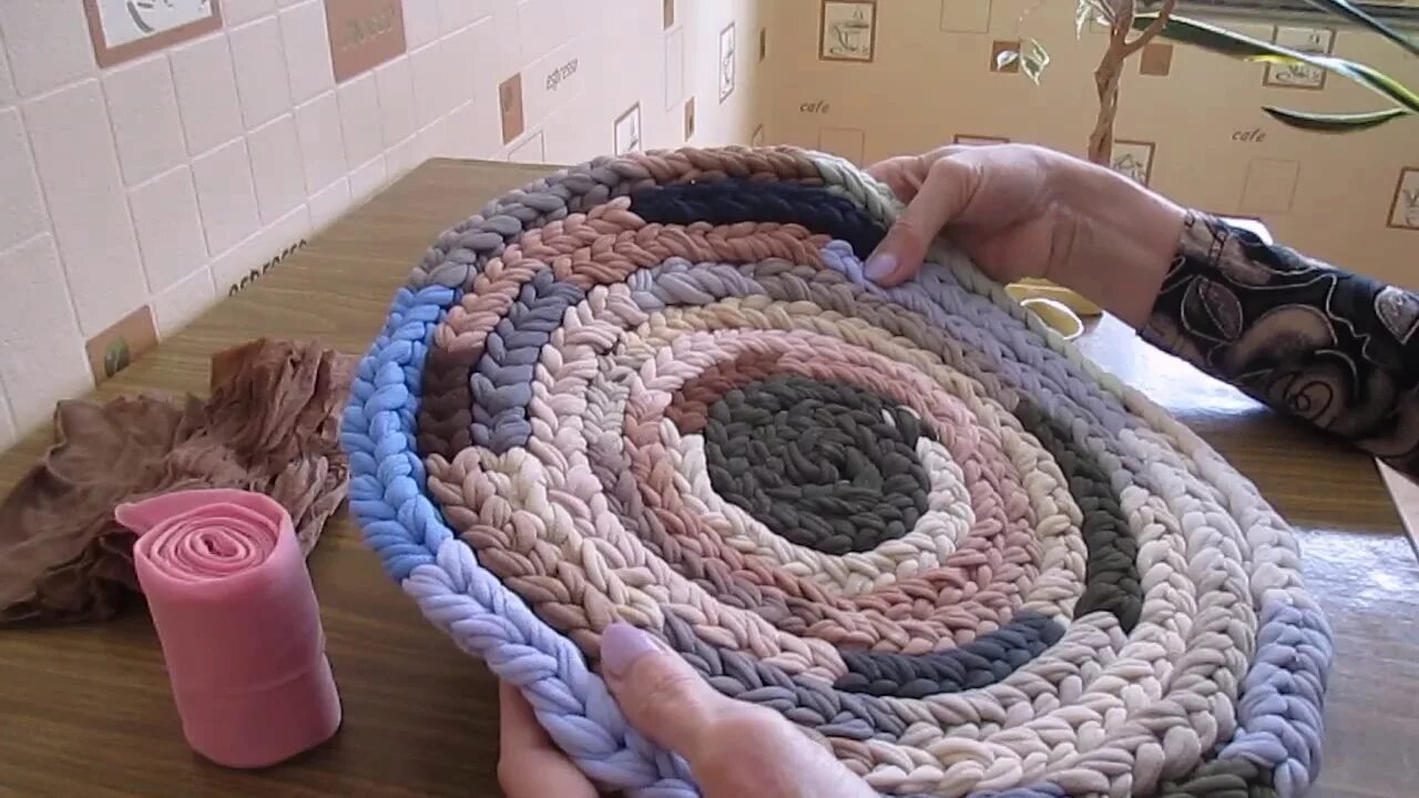 Плетеный коврик из колготок. Коврики крючком из старых вещей. Коврик из старых носок. Связать коврик пальцами. Коврики из старого трикотажа.