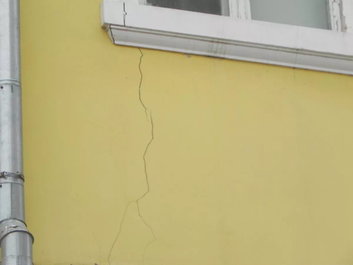 треснули под окнами. канат из простыней. треснули под окнами. треснули под окнами. трещина в кирпиче под окном.