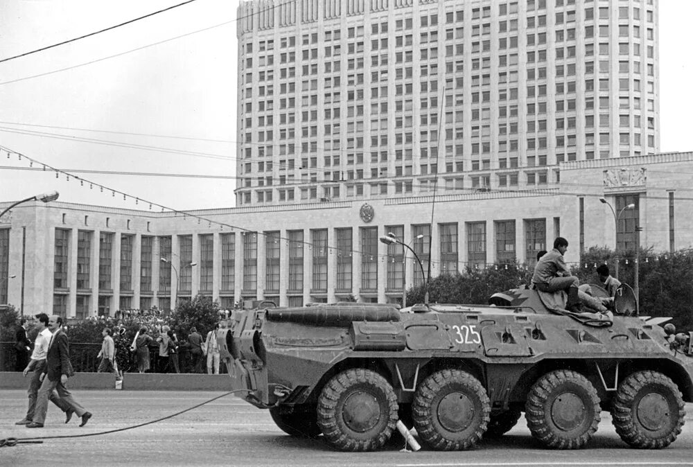 Москва 1991. Белый дом в москве 1991 путч. августовский путч 1991 белый дом. августовский путч танки белый дом. 19 августа 1991 белый дом.