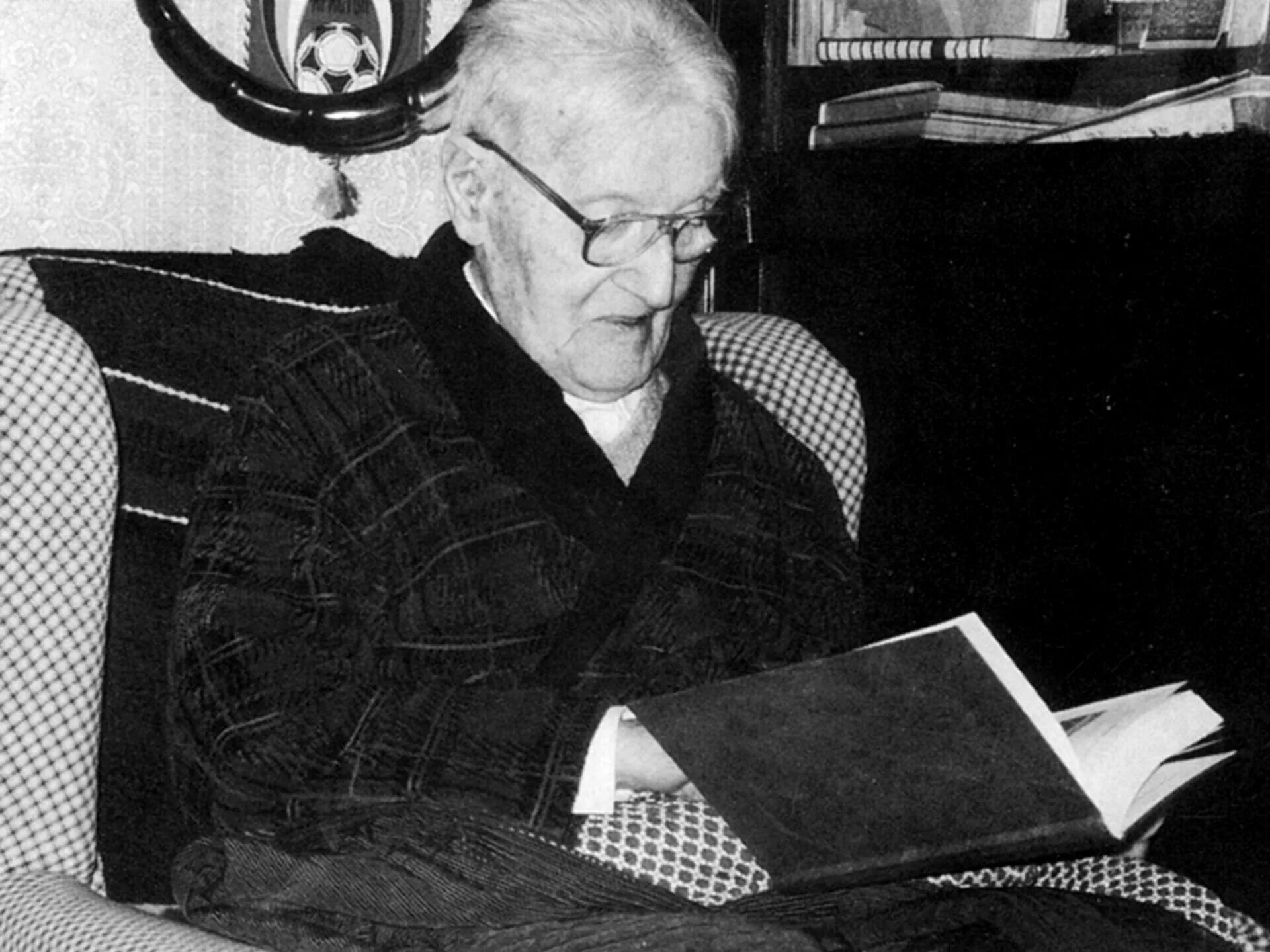 Абаев википедия. Васо абаев.