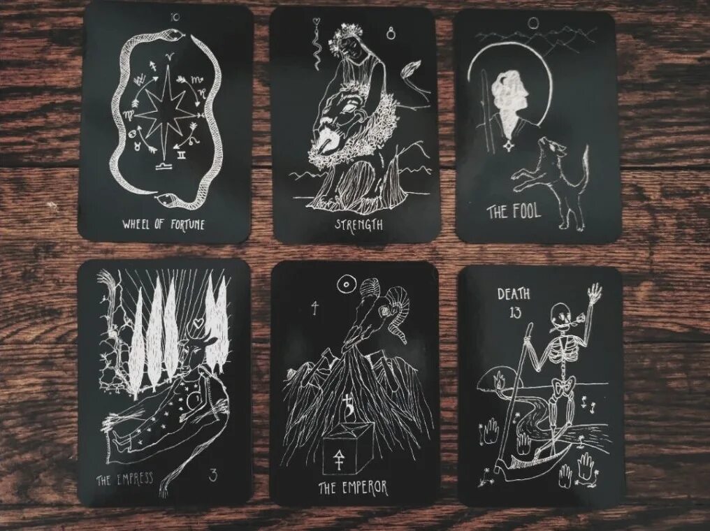 The Wandering Spirit Tarot. Карты Таро с серебряным срезом. Black Tarot book. Таро серое золото.