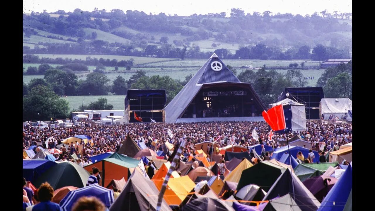 Glastonbury festival stage. Glastonbury 2023. Фестиваль вечер. Гластонбери жители. Хиппи фестиваль вудсток.