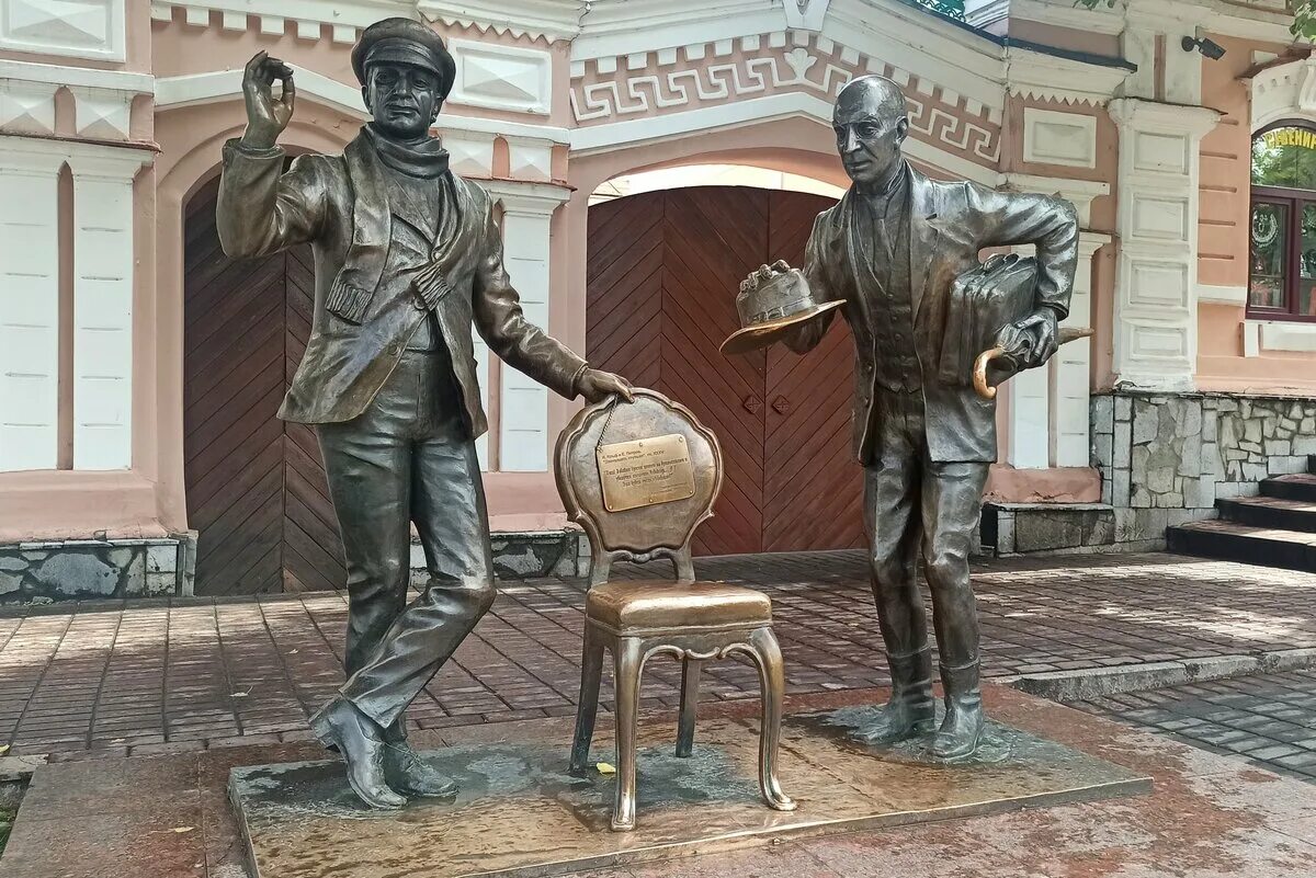 12 стульев остап бендер и киса воробьянинов. Памятник остапу бендеру и кисе воробьянинову в чебоксарах. Памятник остапу бендеру и кисе воробьянинову в пятигорске. Воробьянинов бендеру. Воробьянинов бендеру.